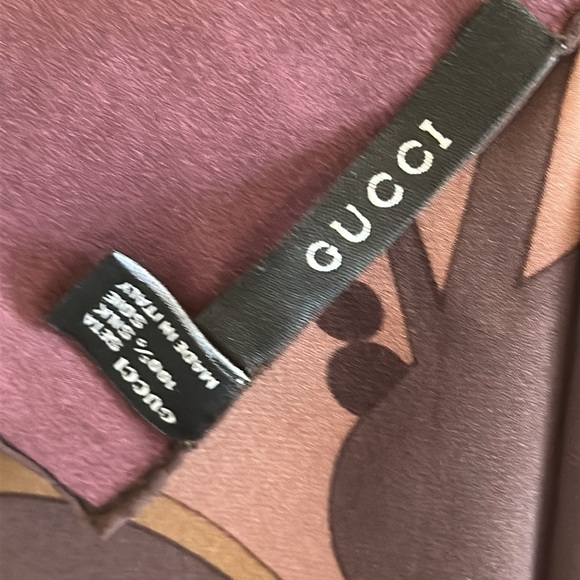 ‼️PRICED TO SELL‼️Gorgeous Gucci 100% Silk 30” x 30” Scarf - Picture 2 of 2